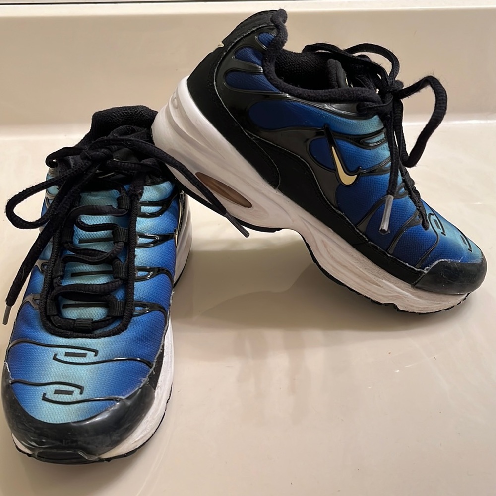 Kids Nike’s size 1Y
